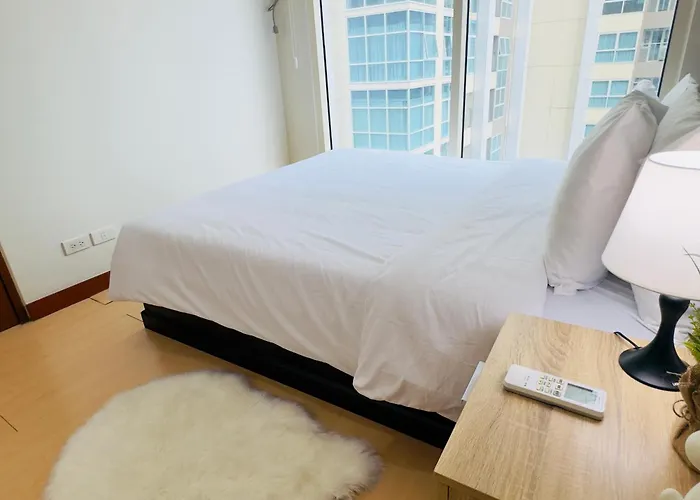 Luxe 1br Bgc With Balcony Apartamento Manila